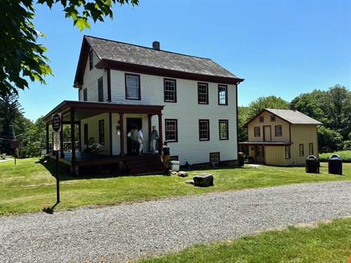 Ayres-Knuth farmhouse