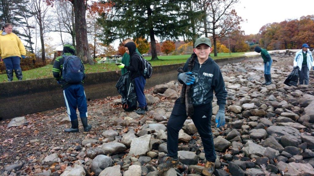 photo: Boy Scouts working on lake cleanup